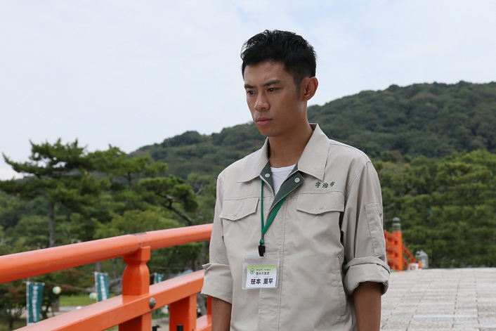 主演の伊藤淳史さん、市役所の制服似合っています♪の画像