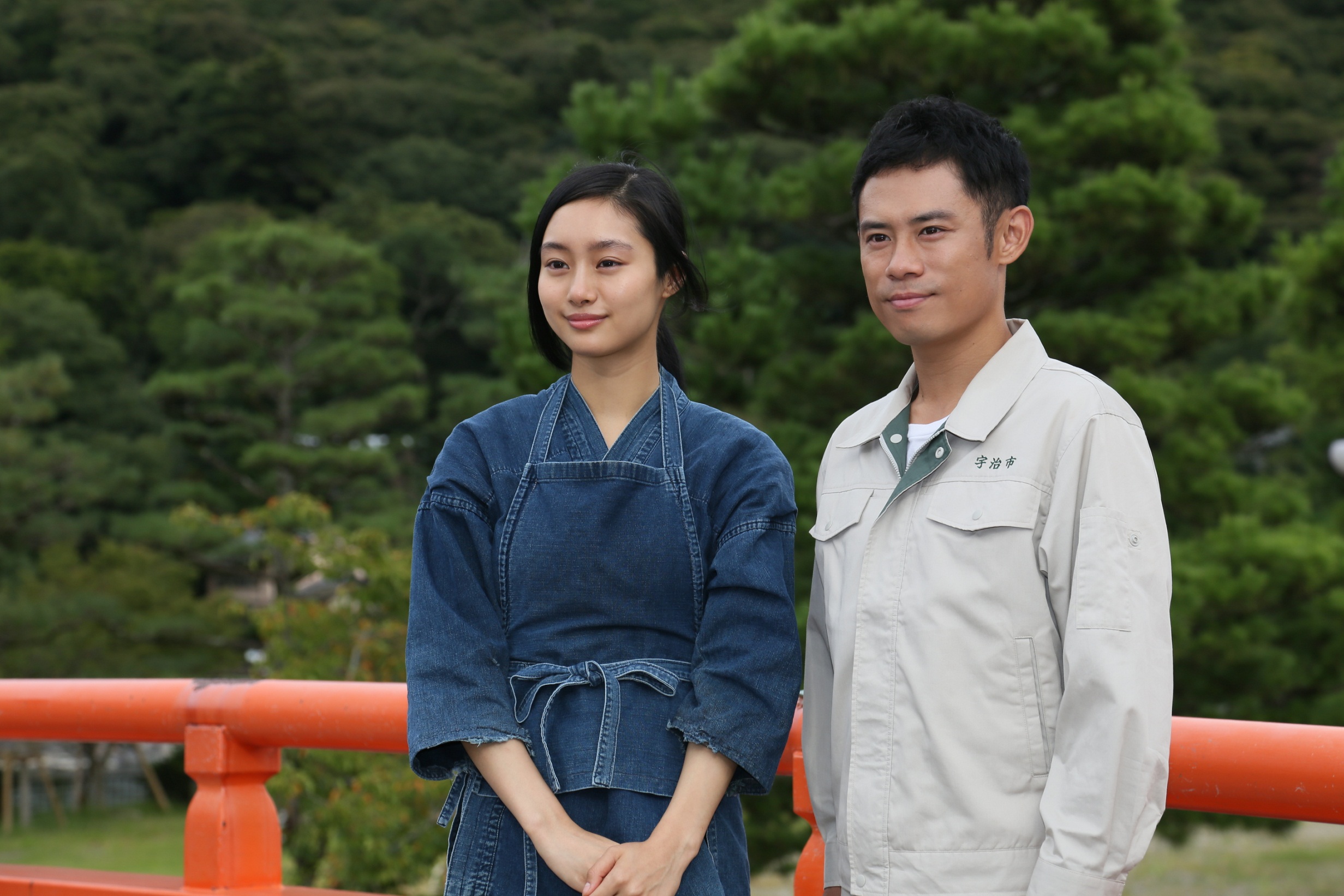 喜撰橋にて　忽那汐里さん（左）と伊藤淳史さん（右）の画像