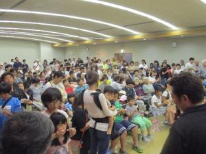 地蔵盆でのビンゴ大会の様子