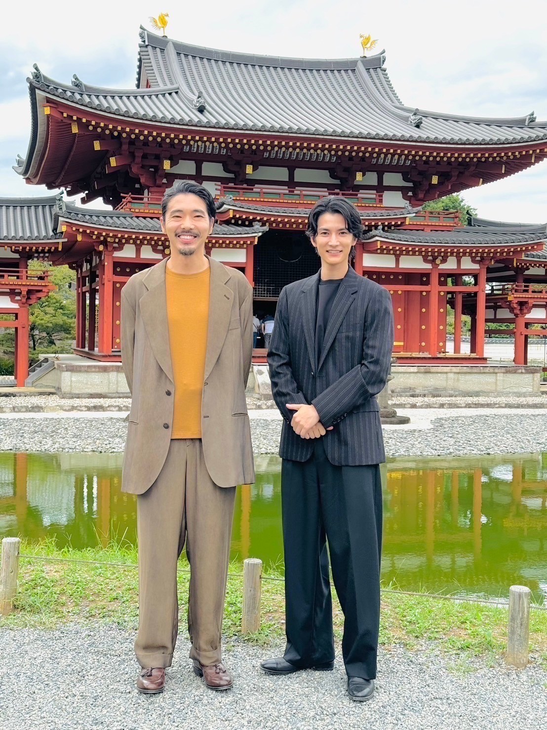 大河ドラマ『光る君へ』スペシャルトークショー 俳優 江本佑さん、渡邊圭祐さんの平等院でのツーショット