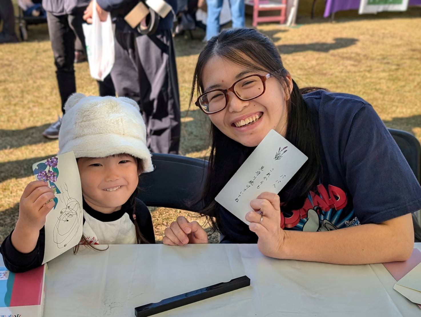 秋のいろどりフェスタ　一筆箋ワークショップに参加した親子