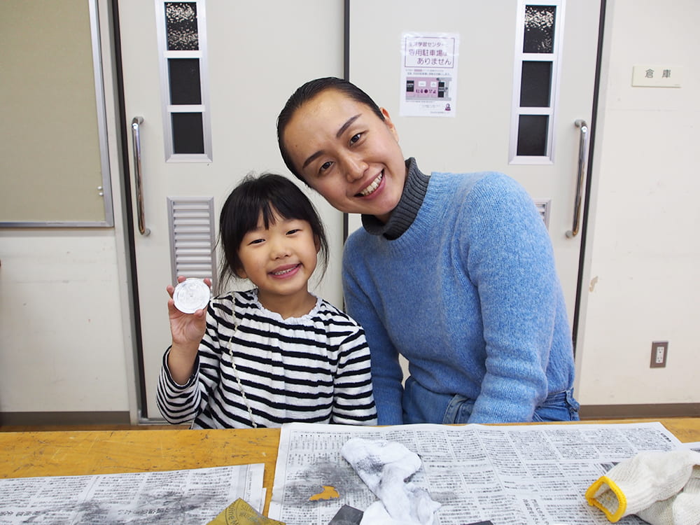 銅鏡製作体験に参加した親子