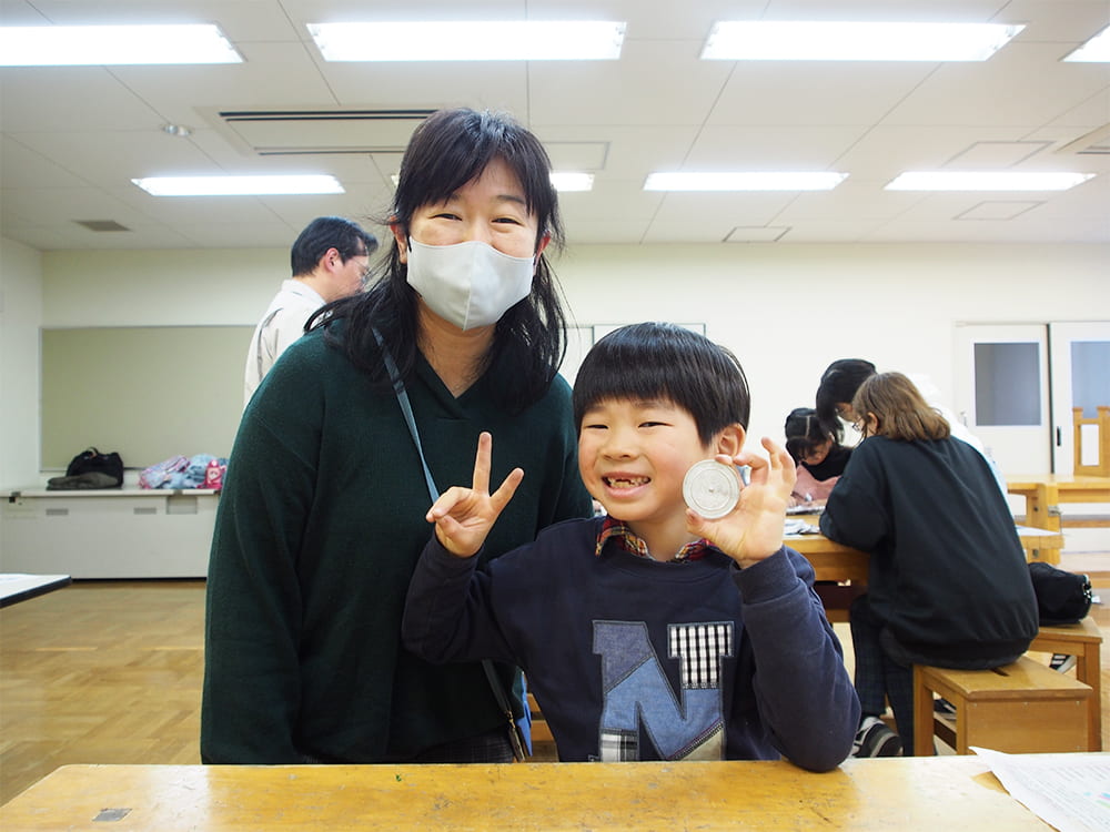 銅鏡製作体験に参加した親子2