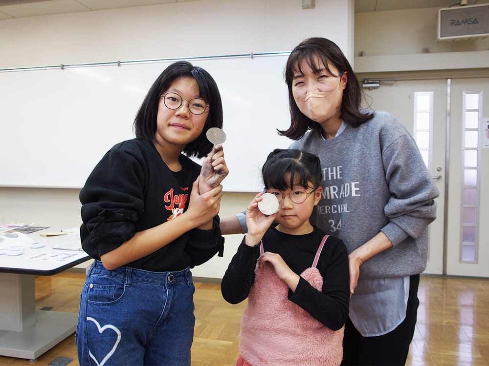 銅鏡製作体験に参加した親子3