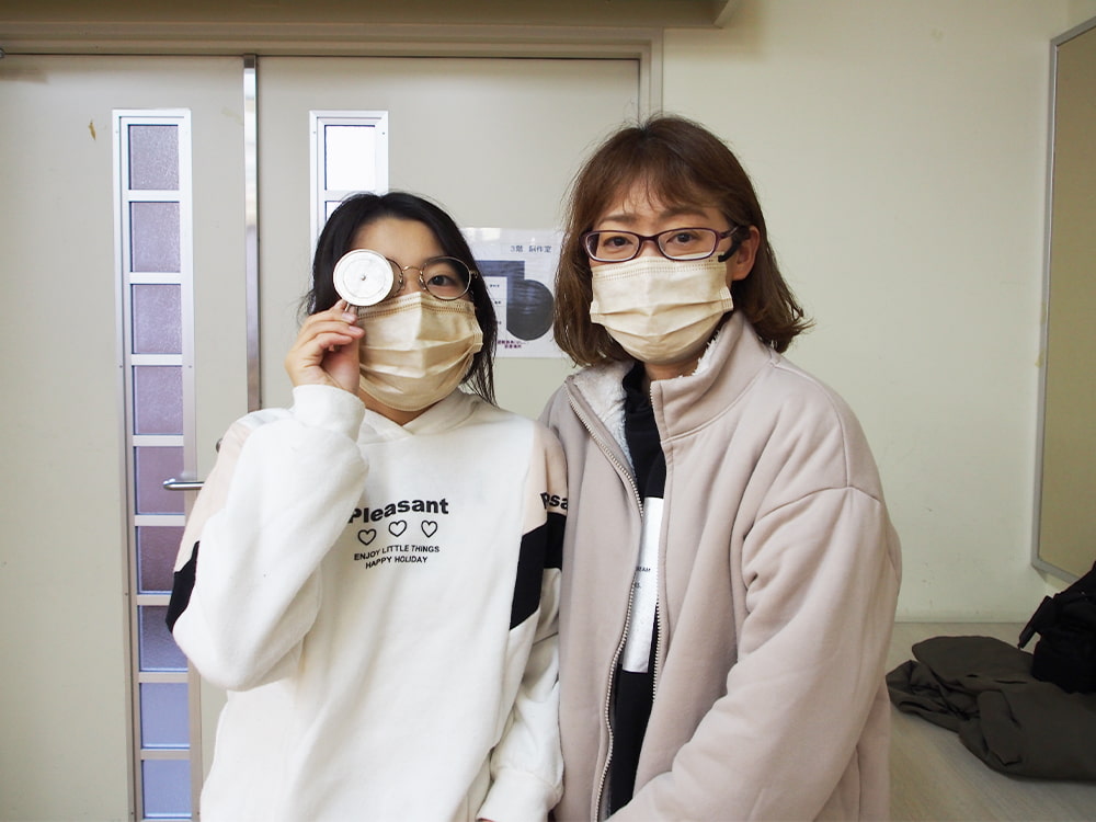 銅鏡製作体験に参加した親子4