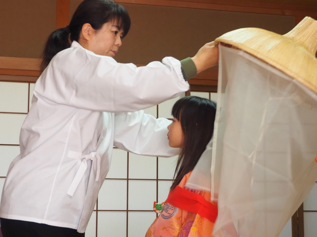 平安装束の着付け中