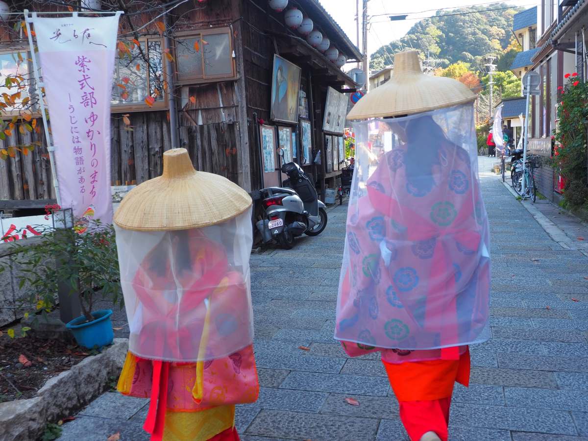 平安装束を着た親子の後ろ姿