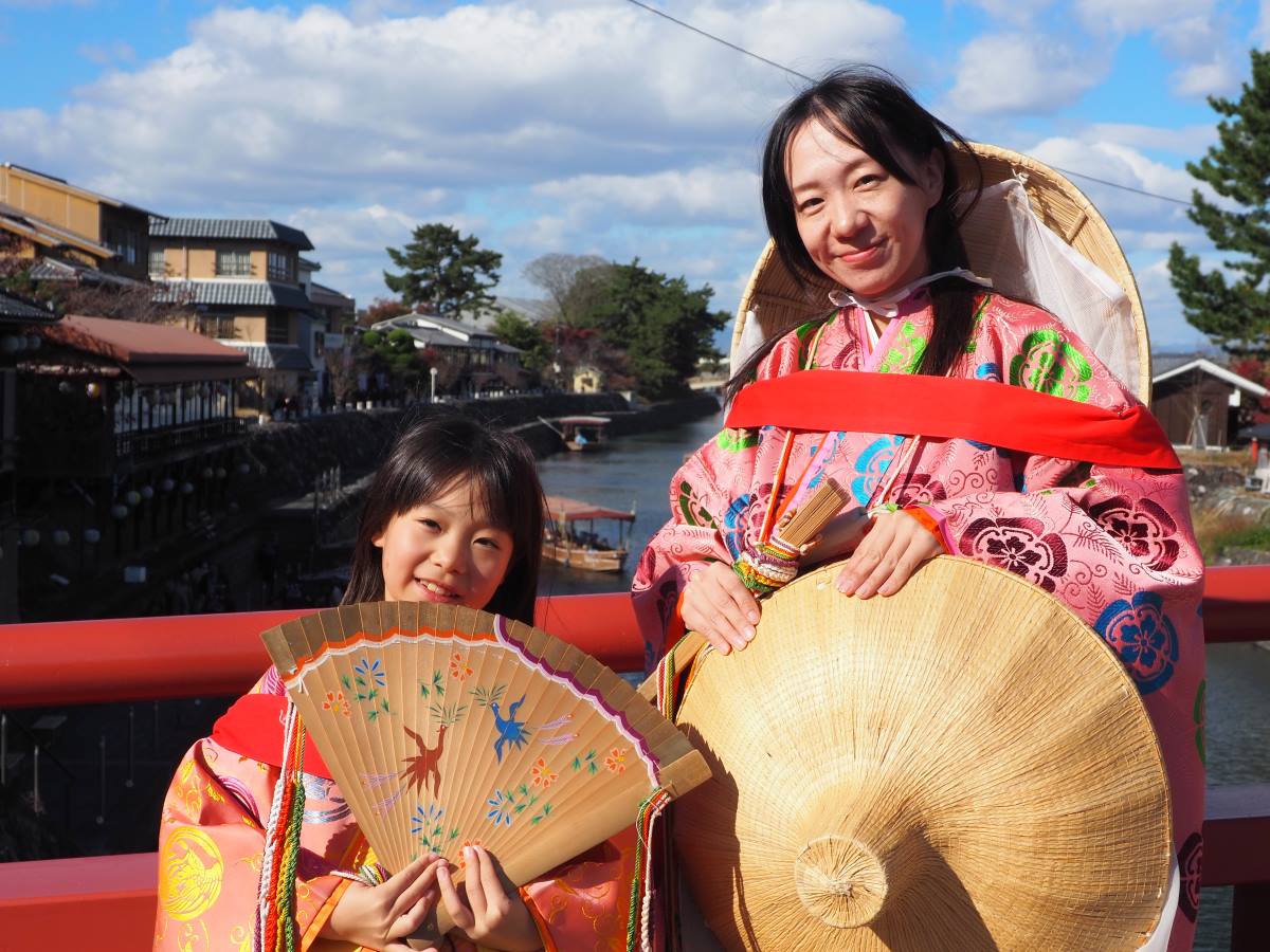 平安装束を着た親子