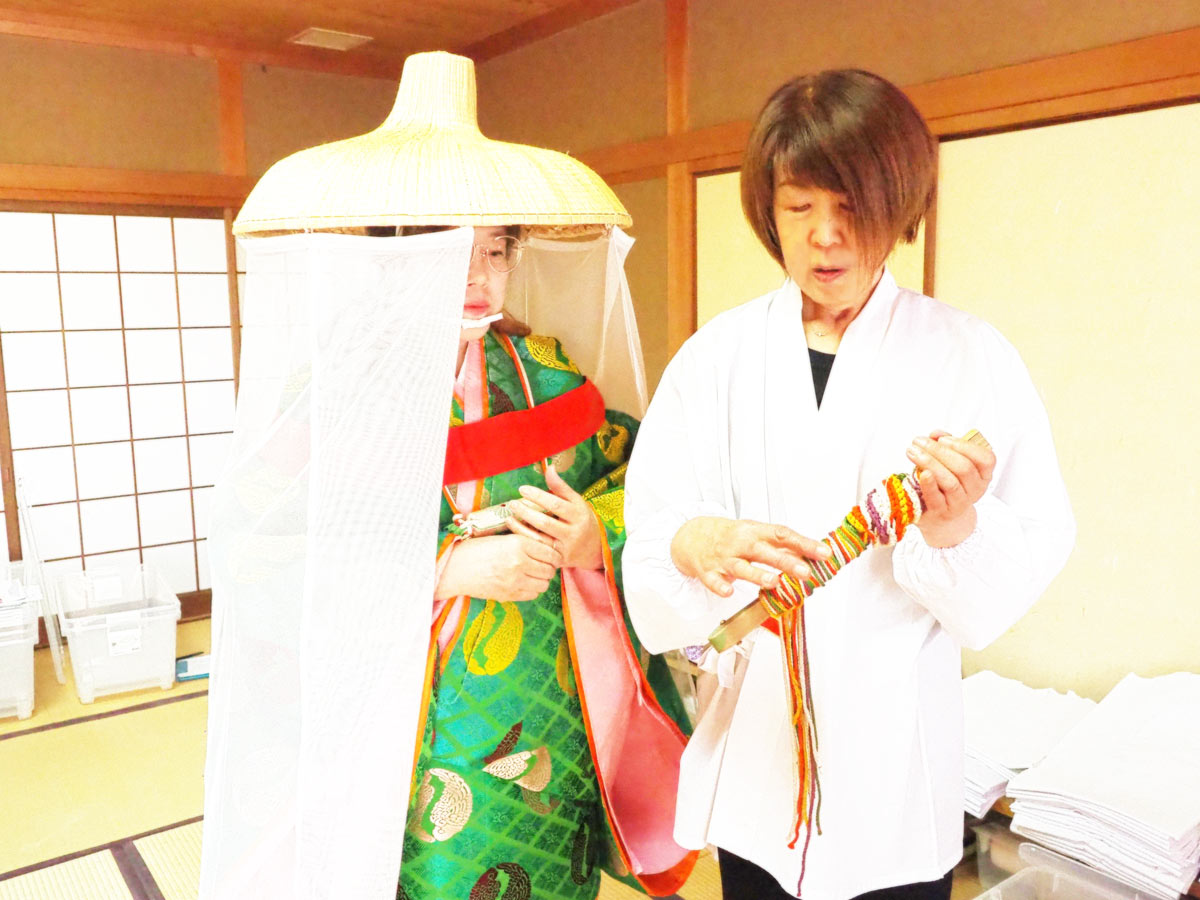 平安装束の着付け中