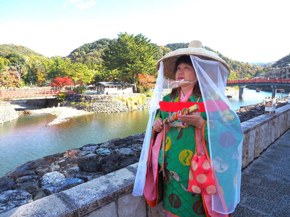 平安装束を着て散策中