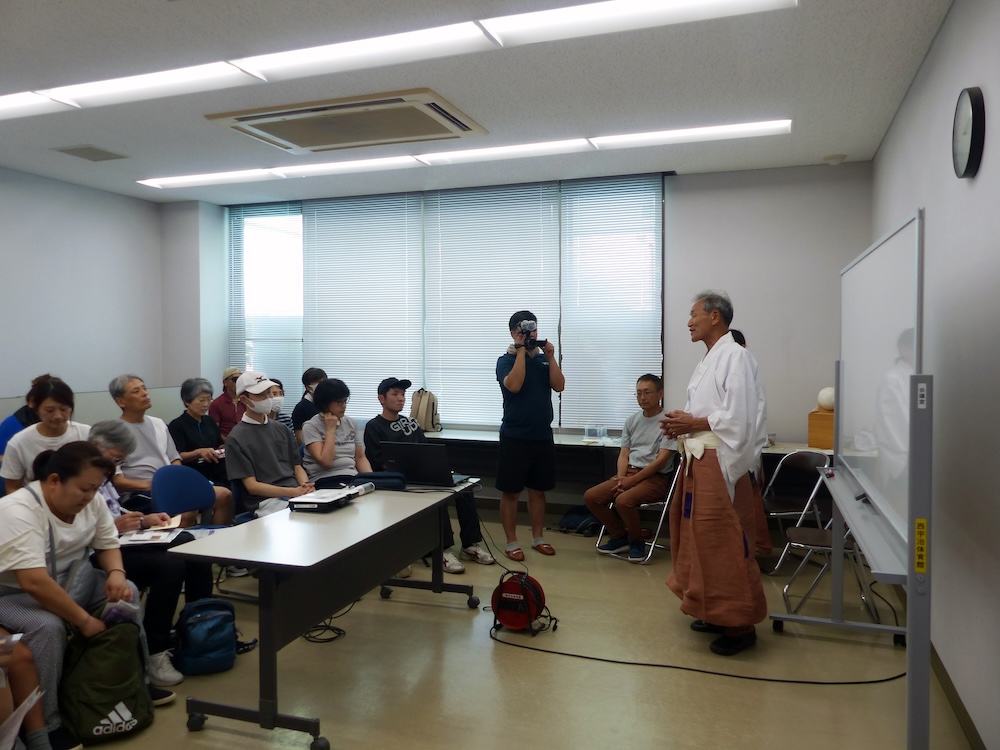 鞠作りを教えてもらう様子