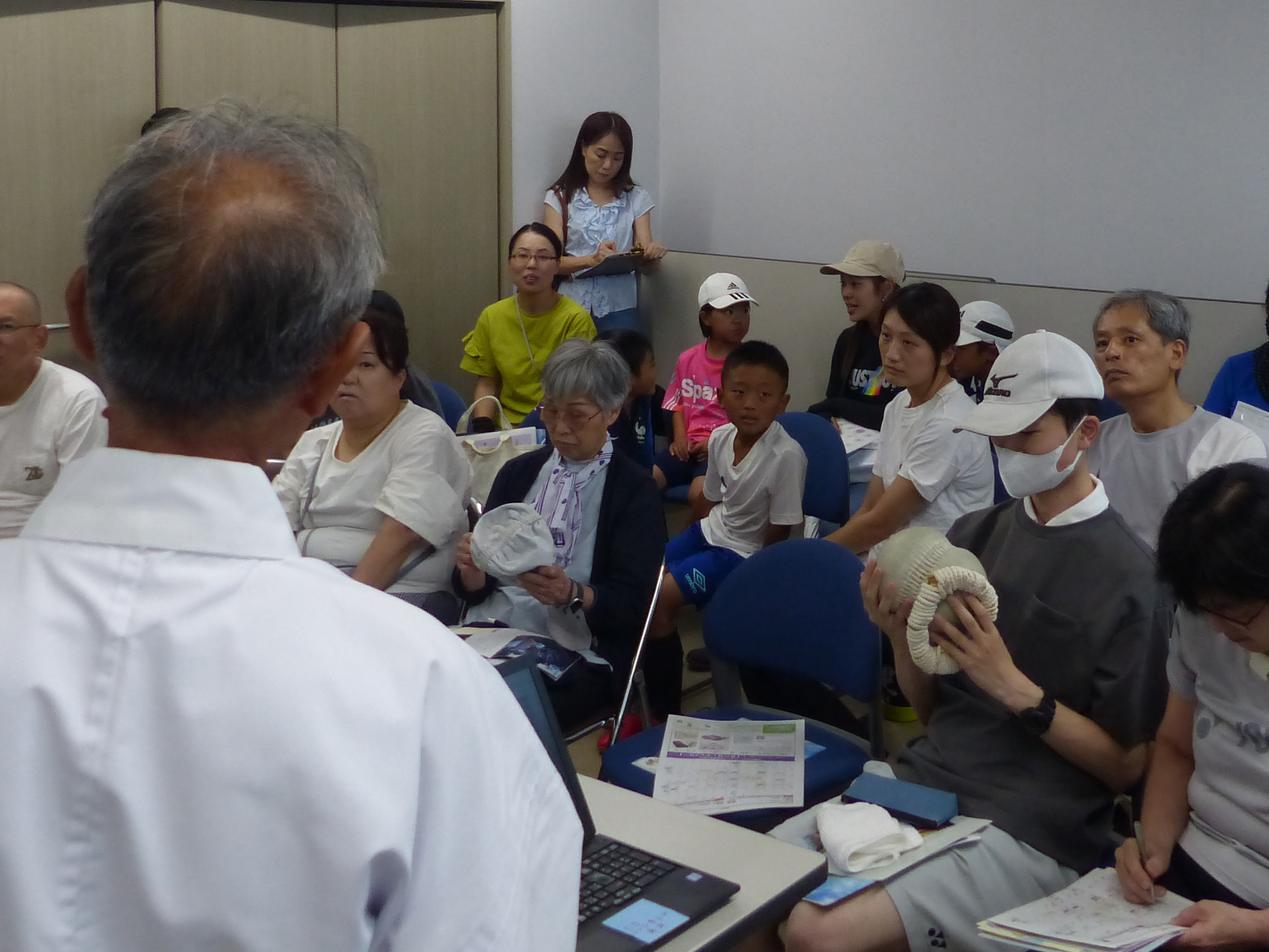 鞠作りの工程を紹介するビデオを鑑賞中