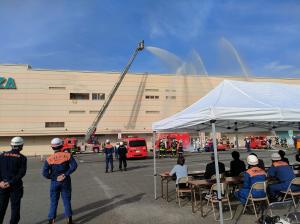放水の見学する松村市長