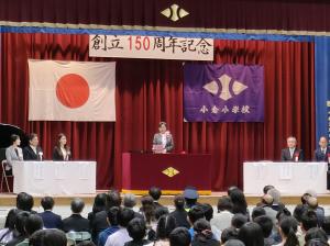 式典で祝辞を述べる松村市長