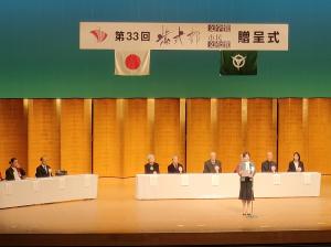 式典で祝辞を述べる松村市長