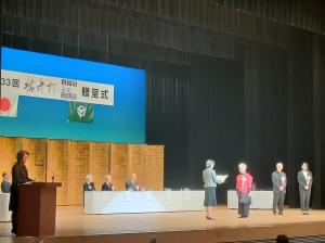表彰状を贈呈する松村市長