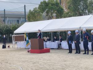 式典で挨拶を述べる松村市長