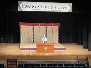 式典で挨拶を述べる松村市長