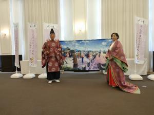 平安装束を着る松村市長と山仲会頭