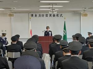 表彰式で挨拶を述べる松村市長