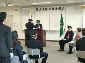 表彰状を贈呈する松村市長