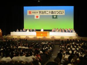 式典で祝辞を述べる松村市長
