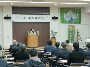 表彰式で祝辞を述べる松村市長