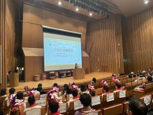 式典で祝辞を述べる松村市長