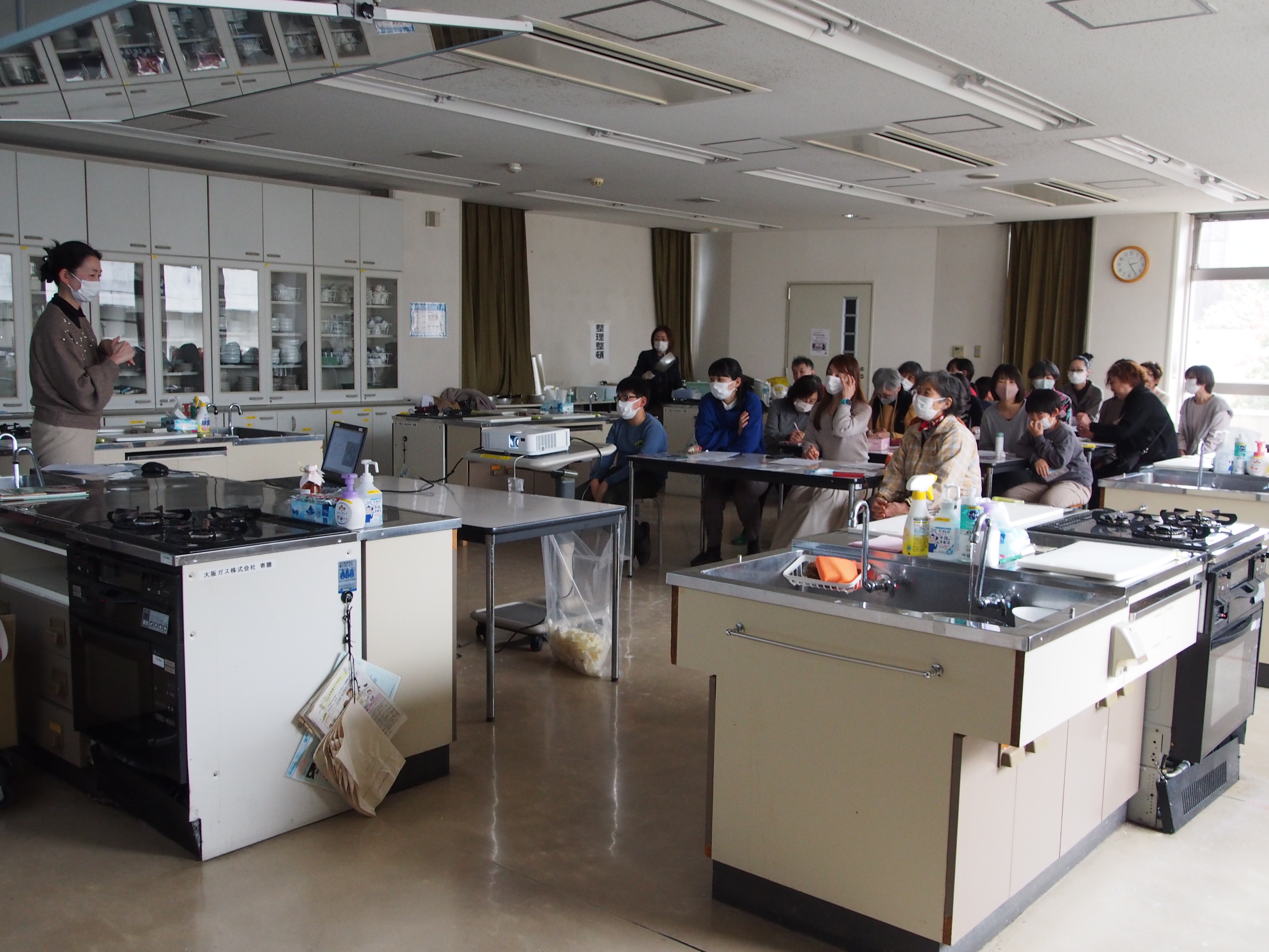 粉熟の歴史や当時の文化について学ぶ様子