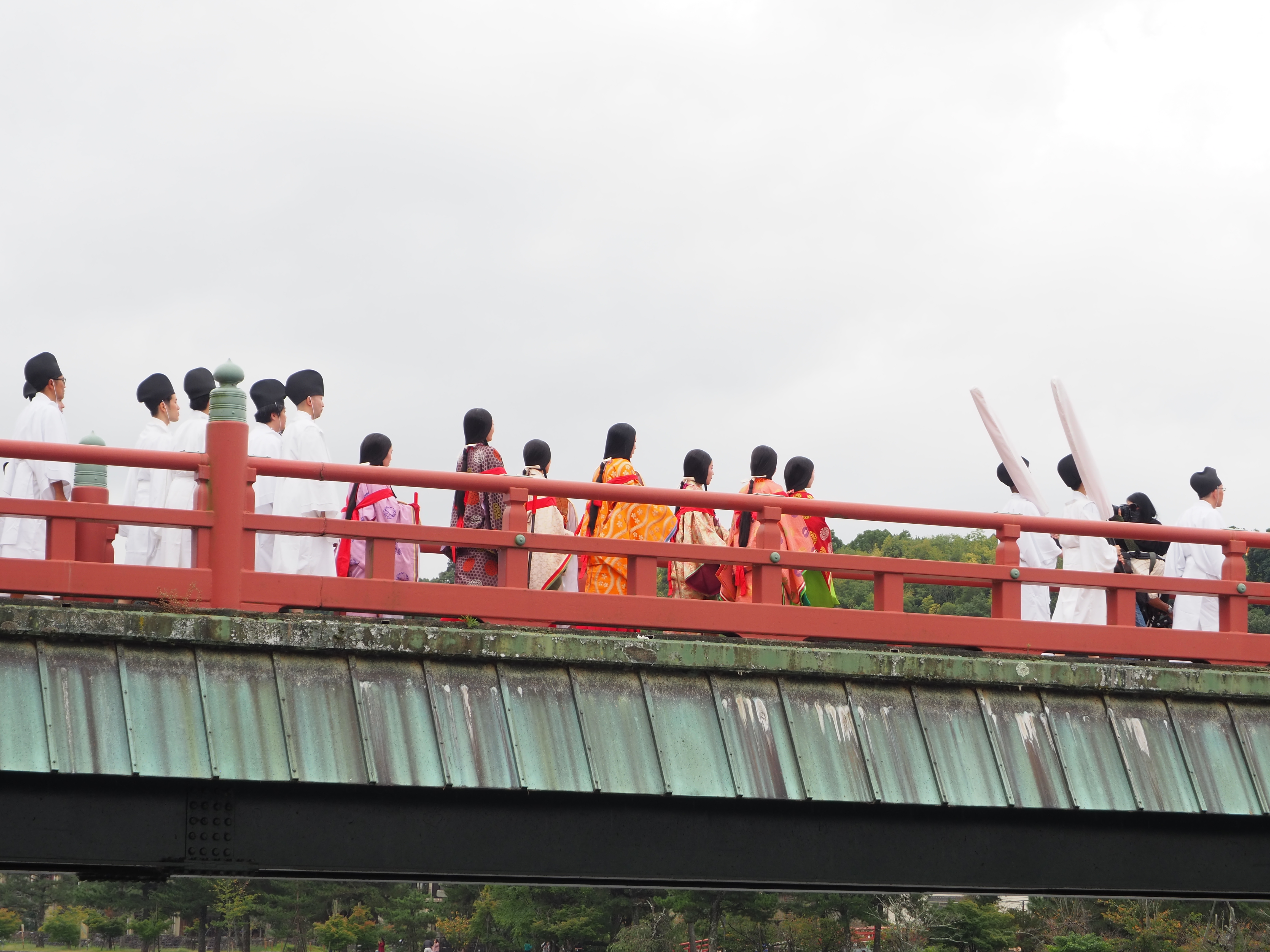 朝霧橋の上での行列