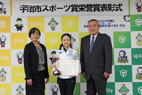 左から松村市長、島田選手、松峯議長