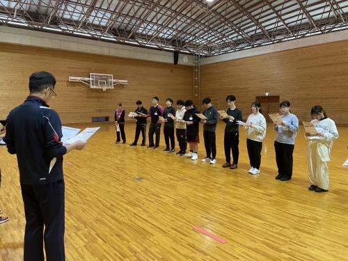 熱心に説明を聞く新規採用職員