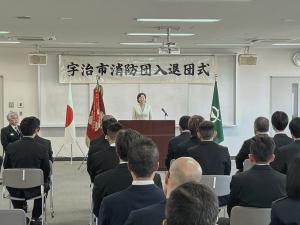 式で挨拶をする松村市長