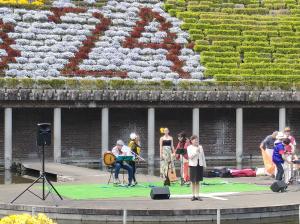 式典で祝辞を述べる松村市長