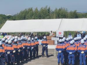 訓練で挨拶をする松村市長