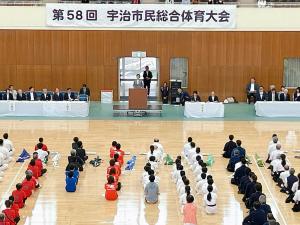 開会式で挨拶を述べる松村市長
