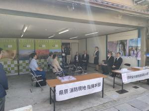 事務所開きで挨拶をする松村市長