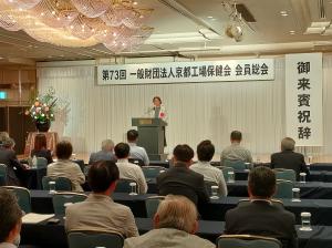 総会で祝辞を述べる松村市長