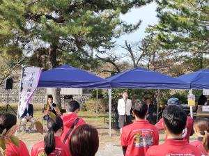 開会式で挨拶を述べる松村市長