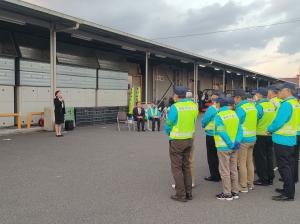 出発式で挨拶を述べる松村市長