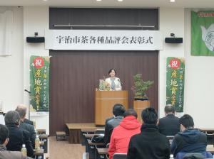 表彰式で挨拶を述べる松村市長