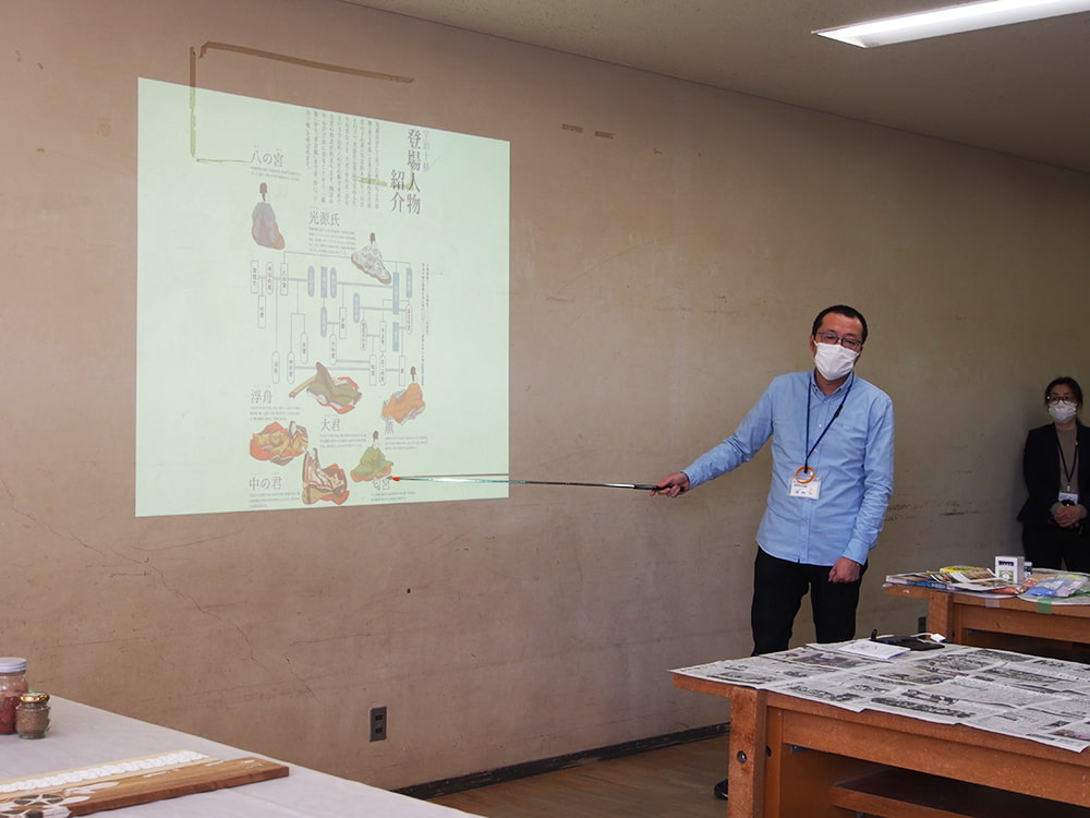 源氏物語「宇治十帖」についてレクチャーしている講師
