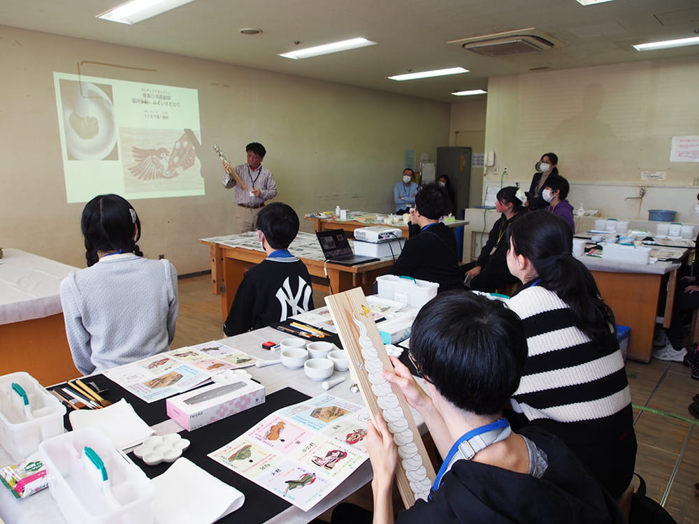 日本画の歴史や特徴、画材についてレクチャーしている講師