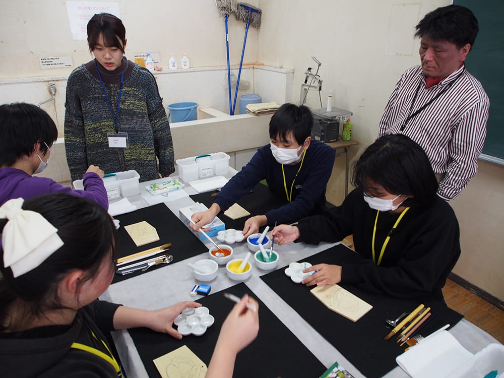 絵具を共有している様子