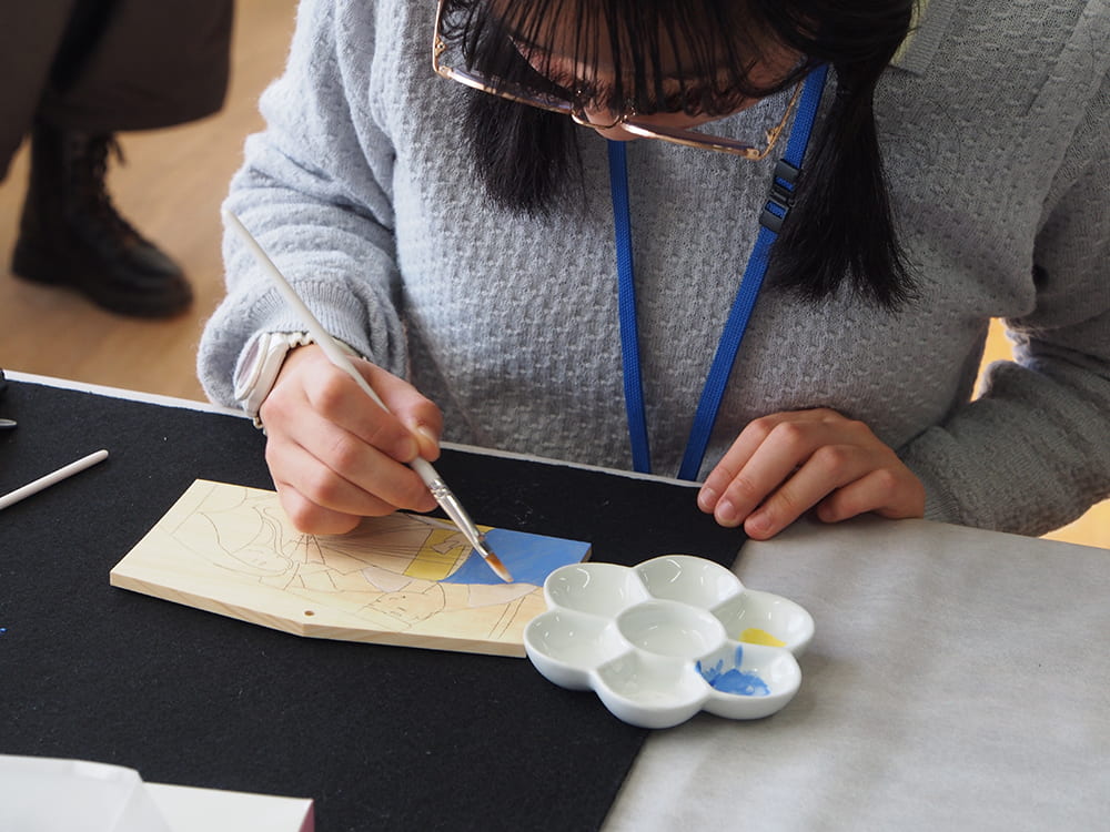 板絵を制作している様子