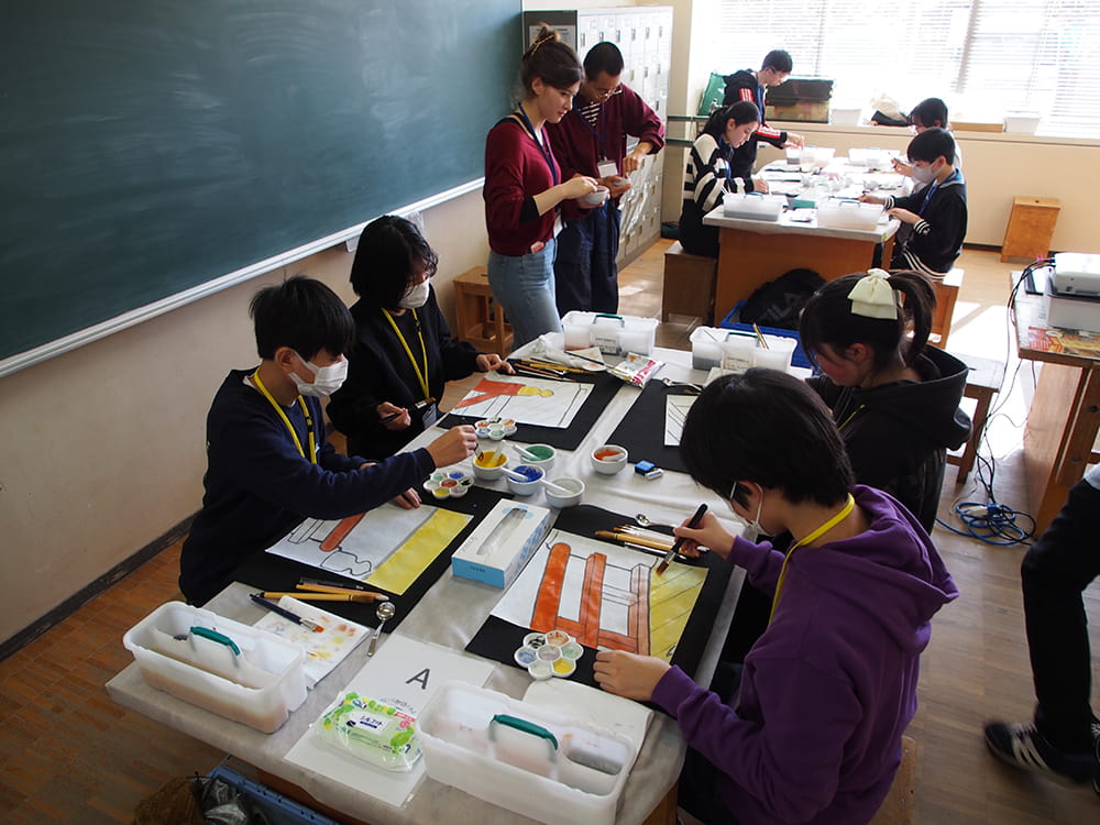 屏風絵を制作している様子