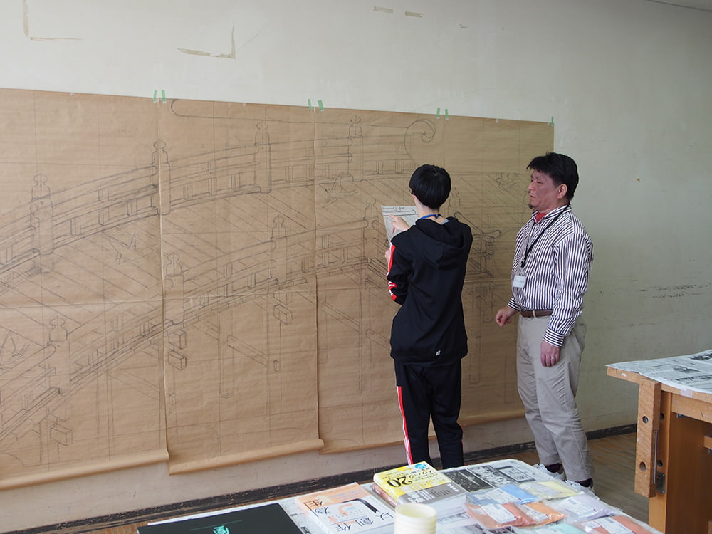 全体の構図を確認しながら取り組む姿