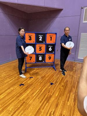 フライングディスクを構える松村市長と木上教育長