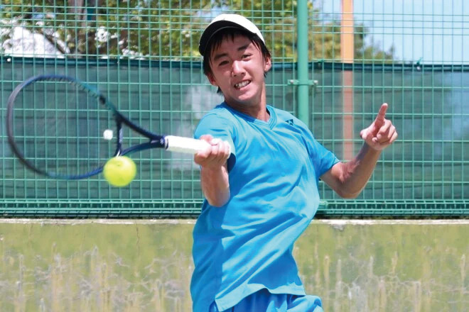 テニスの試合中の中本さん