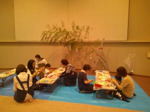 おやこっこらんど たなばたかざり作りの様子